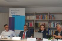 Auf dem Foto von links nach rechte: Abschiebebeobachter Mert Sayim, Dr. Kamp aus dem Flüchtlingsministerium, Polizeidirektorin Anja Kleimann und der Moderator des Flughafenforums (FFiNW) Rafael Nikodemus.