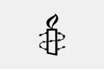 Amnesty-Logo: Schwarze Konturen einer brennenden Kerze, die mit Stacheldraht umwickelt ist