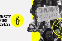 Titelbild "Amnesty Report 2025/25", rechte Seite SW-Foto, Demo mit Lichtern und einer Tafel "Demokratie Verteitigen"
