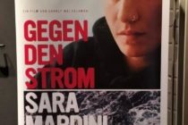 Roll-Up mit Filmplakat zu "Sara Mardini - Gegen den Strom"