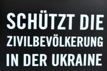 Amnesty-Plakat mit zwei Herzen und der Aufschrift "Schützt die Zivilbevölkerung in der Ukraine"