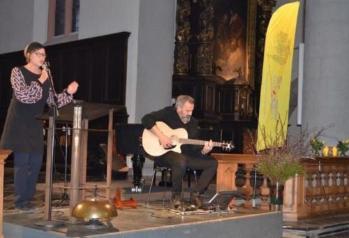 Die Schauspielerin Annette Schmidt und der Musiker Sasan Azodi treten in einer Kirche auf
