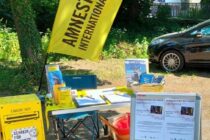 Amnesty Infostand auf dem Aachener Weltfest im Hintergrund eine Beachflag