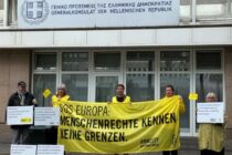 Amnesty Mahnwache for dem griechischen Generalkonsulat in Düsseldorf. Auf einem großen Banner steht "SOS Europa: Menschenrechte kennen keine Grenzen."