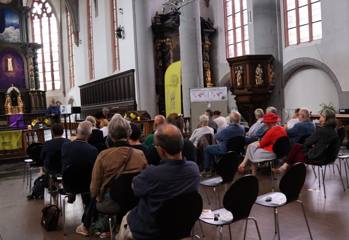 Blick über das Publikum in den Altarraum der Citykirche während dem Vortrag.