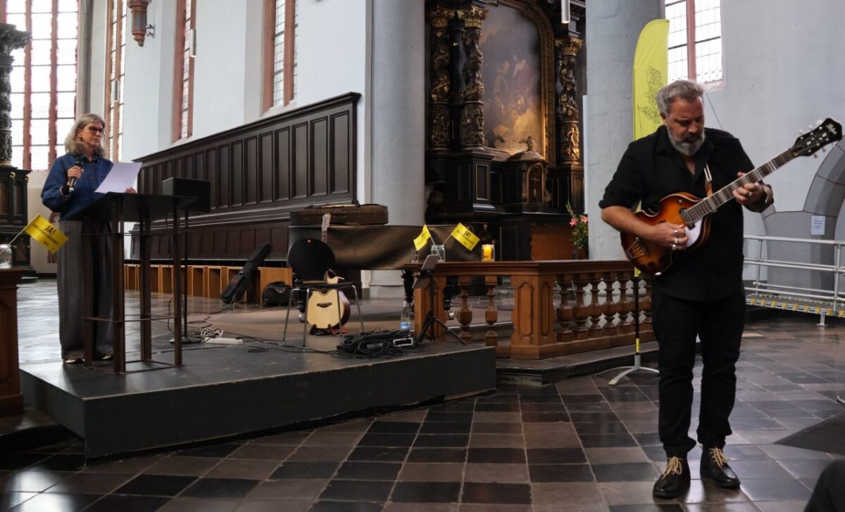 Martina Rester und Sasan Azodi auf der Bühne in der Citykirche.