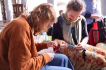 Zwei engagierte Strickerinnen entwirren Wolle mit allen verfügbaren Händen und Zähnen :-)