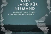 Filmplakat zu "Kein Land für Niemand": Im Zwielicht vor einem Wald sind Gefängnismauern zu sehen. Das Plakat ist mit kleingedruckten Zitaten umrandet, die so eingerückt sind, dass sie eine Karte von Deutschland ergeben.