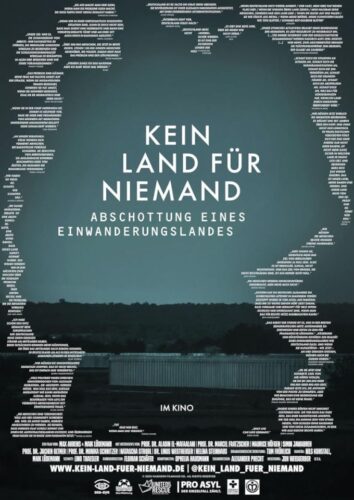 Filmplakat zu "Kein Land für Niemand": Im Zwielicht vor einem Wald sind Gefängnismauern zu sehen. Das Plakat ist mit kleingedruckten Zitaten umrandet, die so eingerückt sind, dass sie eine Karte von Deutschland ergeben.